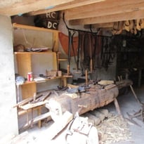 Visite guidée d'une collection d'outils anciens et démonstrations