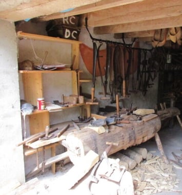 Visite guidée d'une collection d'outils anciens et démonstrations