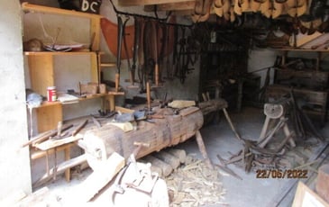 Visite guidée d'une collection d'outils anciens et démonstrations