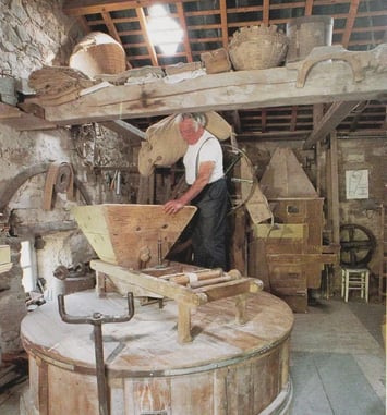 Visite guidée, exposition de vieux outils et d'anciens tracteurs, bal trad au moulin de la Presle