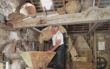 Visite guidée, exposition de vieux outils et d'anciens tracteurs, bal trad au moulin de la Presle
