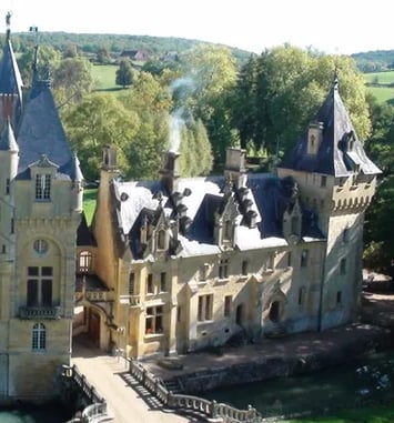 Visite libre de la cuisine du château, ses extérieurs, le parc et les écuries de Prye